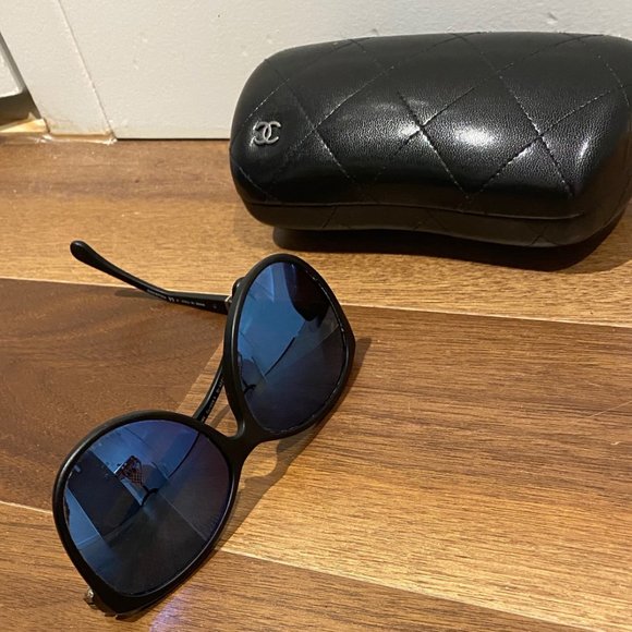 CHANEL Black Blue Mirror Lens Sunglasses - Picture 4 of 4